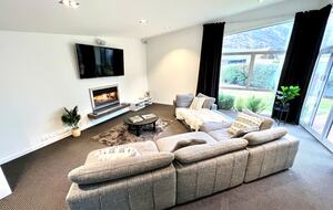 Architectural Retreat with Luxe Outdoor Oasis in Queenstown - Queenstown, New Zealand