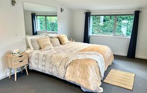 Architectural Retreat with Luxe Outdoor Oasis in Queenstown - Queenstown, New Zealand