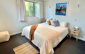 Architectural Retreat with Luxe Outdoor Oasis in Queenstown - Queenstown, New Zealand