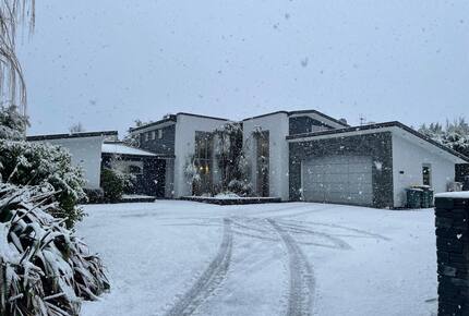 Architectural Retreat with Luxe Outdoor Oasis in Queenstown - Queenstown, New Zealand