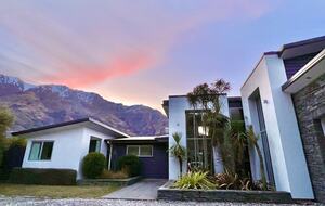 Architectural Retreat with Luxe Outdoor Oasis in Queenstown - Queenstown, New Zealand