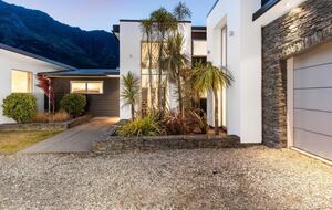 Architectural Retreat with Luxe Outdoor Oasis in Queenstown - Queenstown, New Zealand
