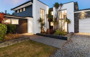 Architectural Retreat with Luxe Outdoor Oasis in Queenstown - Queenstown, New Zealand