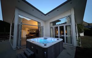 Architectural Retreat with Luxe Outdoor Oasis in Queenstown - Queenstown, New Zealand