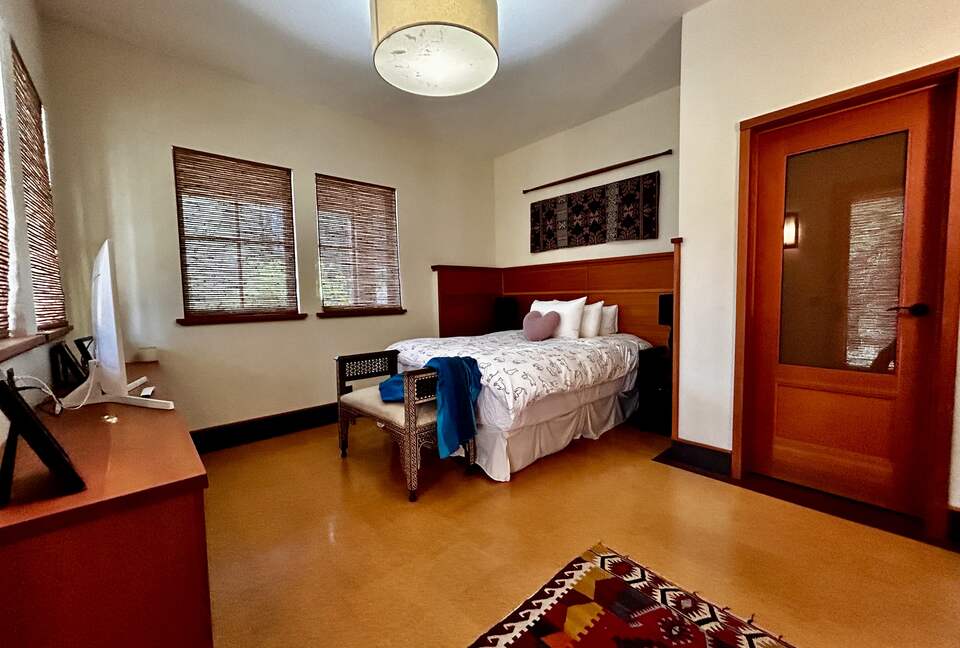 Guest bedroom with Queen-size bed