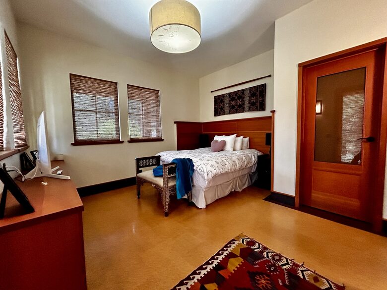 Guest bedroom with Queen-size bed