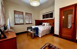 Guest bedroom with Queen-size bed