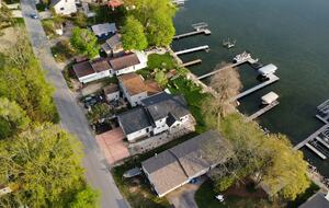Sunlit Cottage Retreat with Waterfront Views - Stoughton, Wisconsin