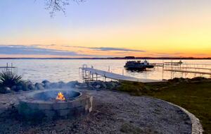 Sunlit Cottage Retreat with Waterfront Views - Stoughton, Wisconsin