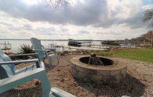 Sunlit Cottage Retreat with Waterfront Views - Stoughton, Wisconsin