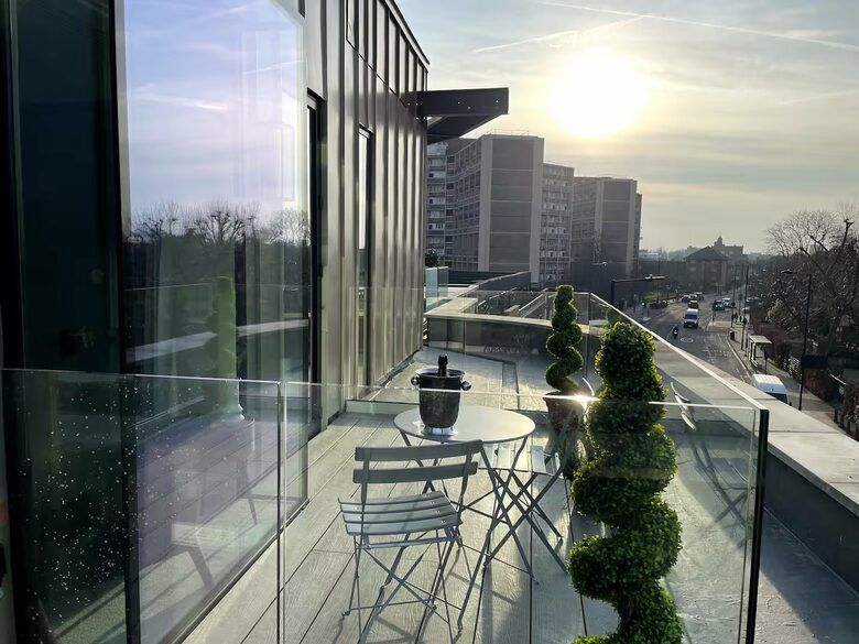 Elegant Fulham Penthouse with Panoramic London Views - London, United Kingdom