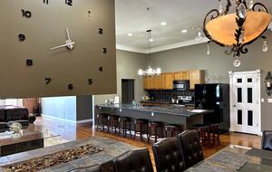 Dining & Kitchen Seats 20