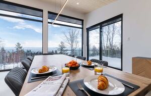 Elegant Riverfront Escape with Panoramic St. Lawrence Views - Les Éboulements, Canada