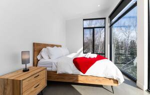 Elegant Riverfront Escape with Panoramic St. Lawrence Views - Les Éboulements, Canada