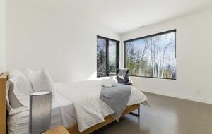 Elegant Riverfront Escape with Panoramic St. Lawrence Views - Les Éboulements, Canada