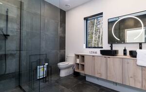 Elegant Riverfront Escape with Panoramic St. Lawrence Views - Les Éboulements, Canada