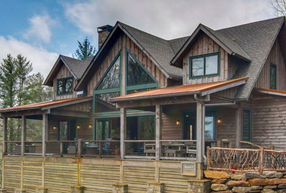 Rustic-Modern Mountain Haven near Waterfalls, Trails & Lake Glenville - Welcome to Fox and Fern Lodge - Glenville, North Carolina