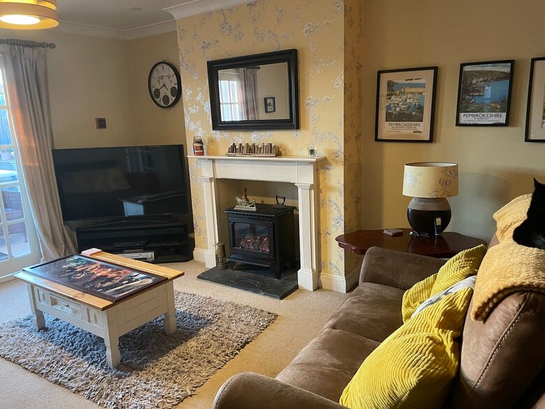 Stylish Coastal Escape Surrounded by Nature - Milford Haven, United Kingdom