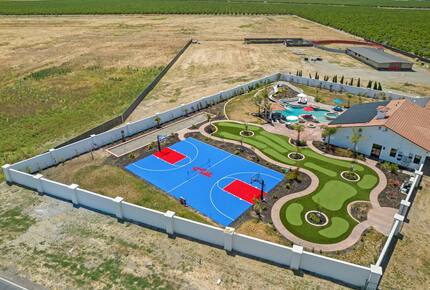 Outdoor Amenity Amazement Near Wine Country & Skydive Tracy - Tracy, California