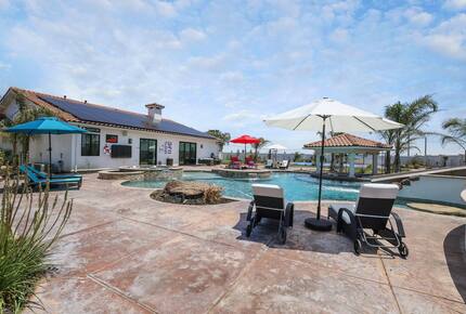 Outdoor Amenity Amazement Near Wine Country & Skydive Tracy - Tracy, California