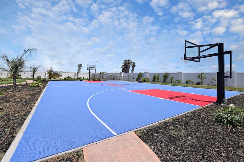 Outdoor Amenity Amazement Near Wine Country & Skydive Tracy - Tracy, California