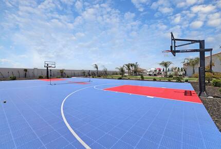 Outdoor Amenity Amazement Near Wine Country & Skydive Tracy - Tracy, California