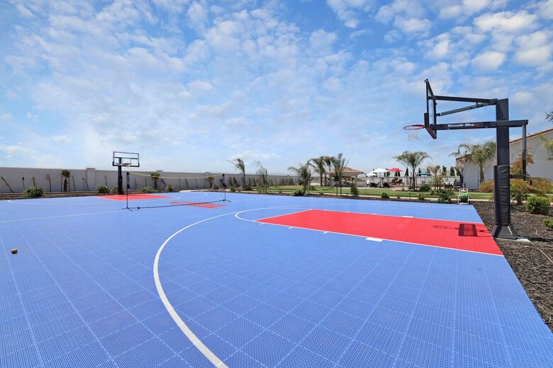 Outdoor Amenity Amazement Near Wine Country & Skydive Tracy - Tracy, California