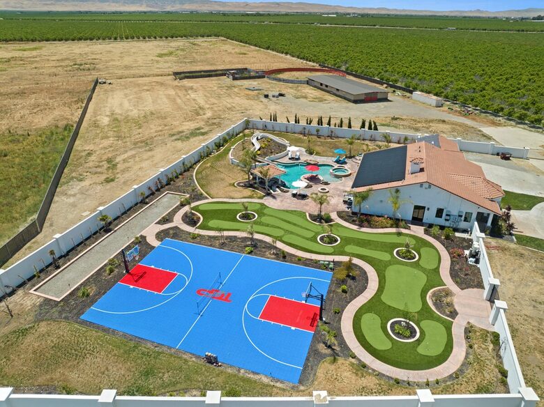 Outdoor Amenity Amazement Near Wine Country & Skydive Tracy - Tracy, California