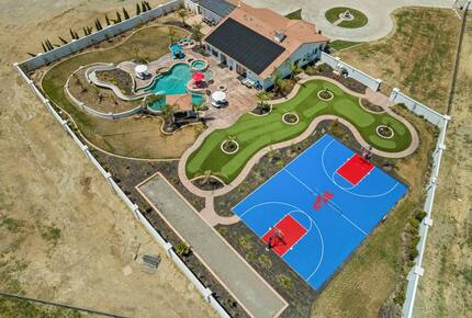 Outdoor Amenity Amazement Near Wine Country & Skydive Tracy - Tracy, California