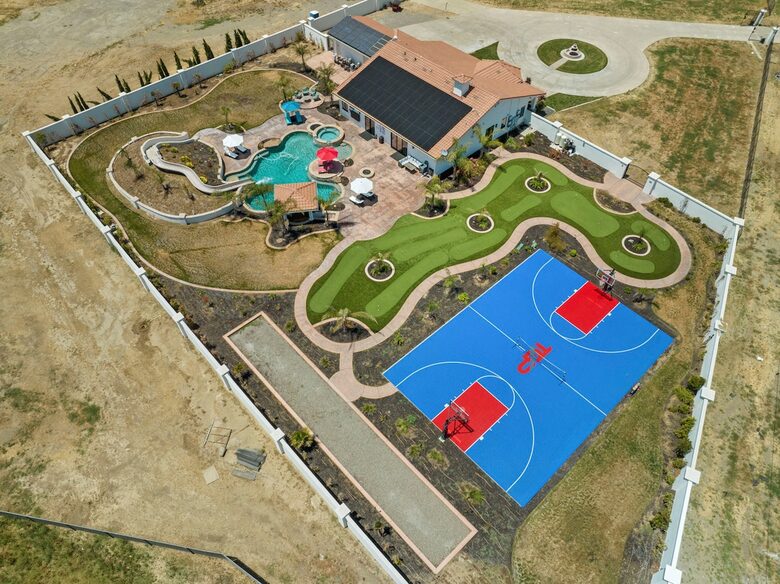 Outdoor Amenity Amazement Near Wine Country & Skydive Tracy - Tracy, California