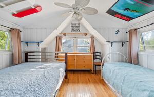 queen and twin upstairs