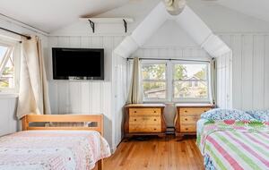 queen and twin upstairs