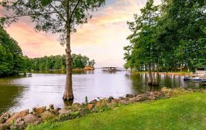 Charming Lakefront Getaway with Expansive Lake Views - Many, Louisiana