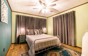 Charming Lakefront Getaway with Expansive Lake Views - Many, Louisiana