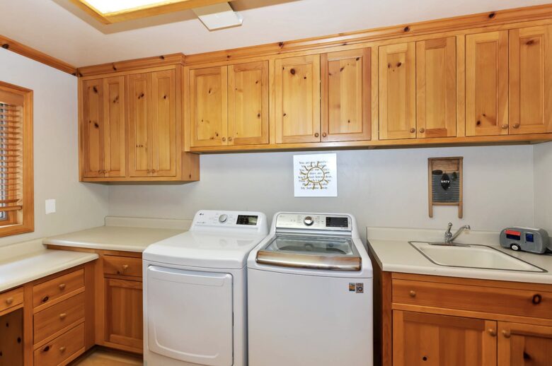 Refined Big Bear Estate | Exclusive Comfort Amidst Majestic Pines - Big Bear Lake, California