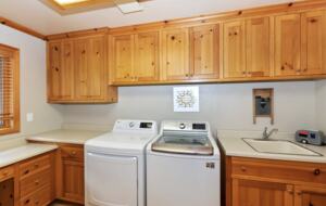 Refined Big Bear Estate | Exclusive Comfort Amidst Majestic Pines - Big Bear Lake, California