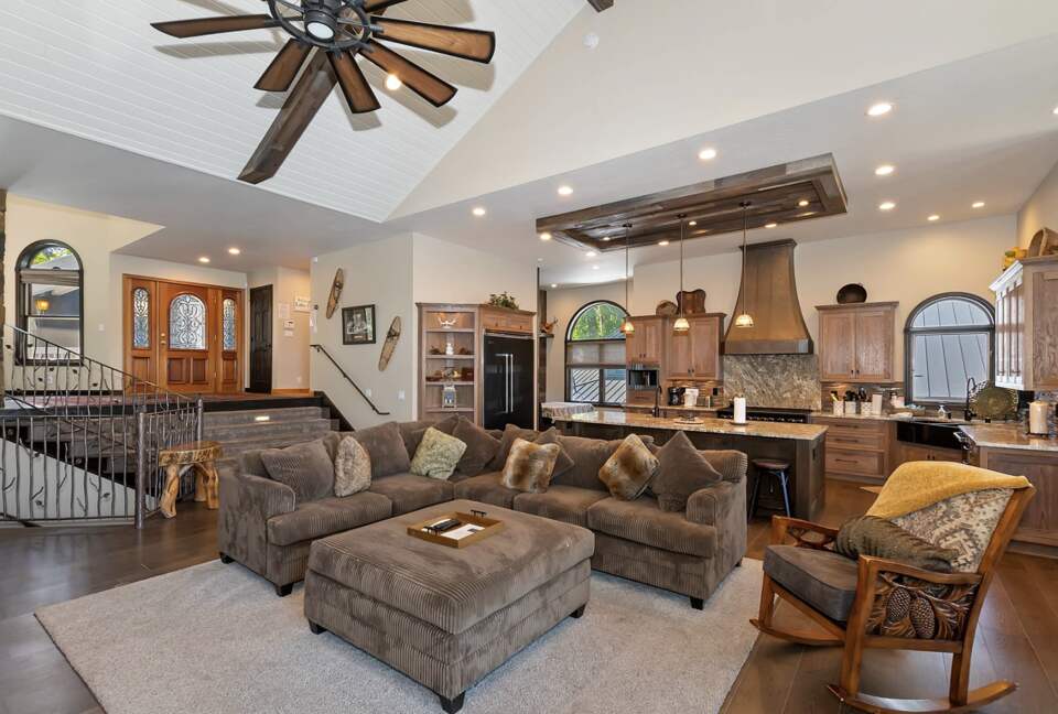 Refined Big Bear Estate | Exclusive Comfort Amidst Majestic Pines - Big Bear Lake, California
