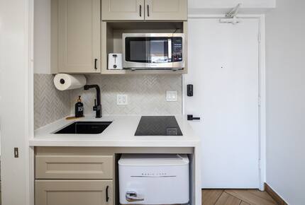 Modern Waikiki Studio with Mountain & Canal Views - Honolulu, Hawaii