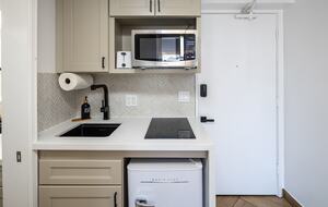 Modern Waikiki Studio with Mountain & Canal Views - Honolulu, Hawaii