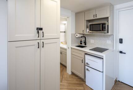 Modern Waikiki Studio with Mountain & Canal Views - Honolulu, Hawaii