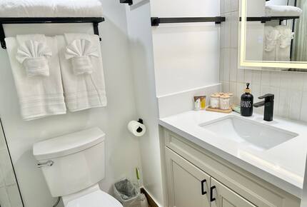 Modern Waikiki Studio with Mountain & Canal Views - Honolulu, Hawaii