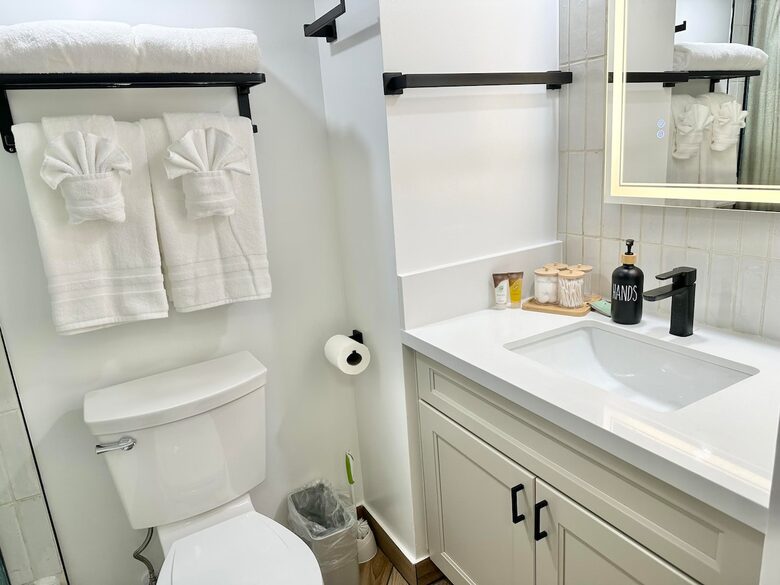 Modern Waikiki Studio with Mountain & Canal Views - Honolulu, Hawaii