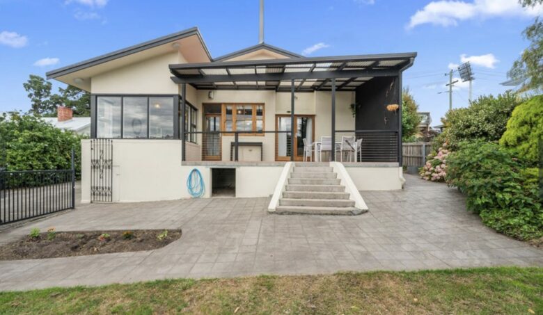 Spacious Bellerive Retreat – Walk to Beach, Cafés & Ferry - Hobart, Australia