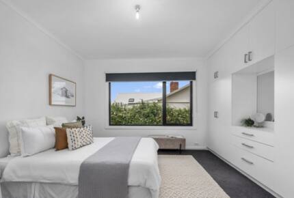 Spacious Bellerive Retreat – Walk to Beach, Cafés & Ferry - Hobart, Australia