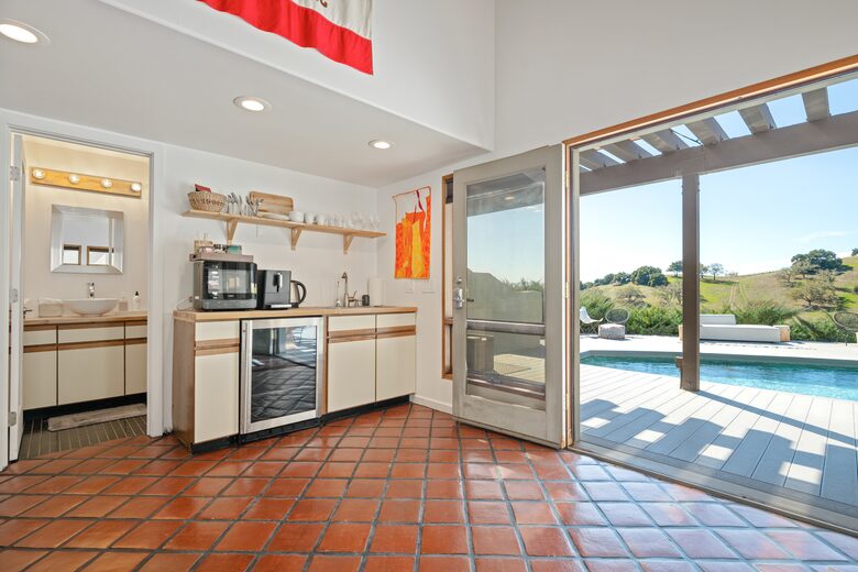 Pool House, kitchenette