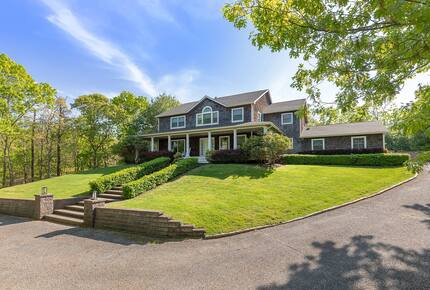 Refined Hamptons Escape with Expansive Entertaining Spaces - Water Mill, New York