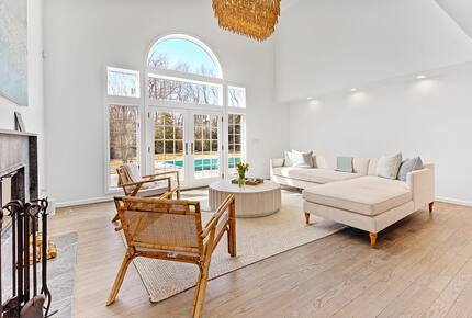 Refined Hamptons Escape with Expansive Entertaining Spaces - Water Mill, New York