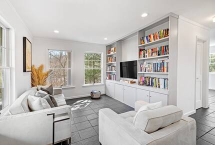 Refined Hamptons Escape with Expansive Entertaining Spaces - Water Mill, New York