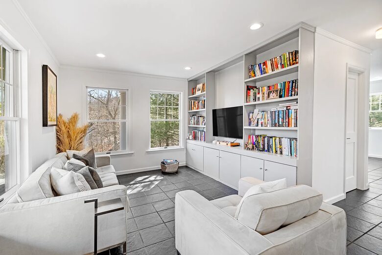 Refined Hamptons Escape with Expansive Entertaining Spaces - Water Mill, New York