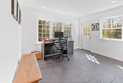 Refined Hamptons Escape with Expansive Entertaining Spaces - Water Mill, New York